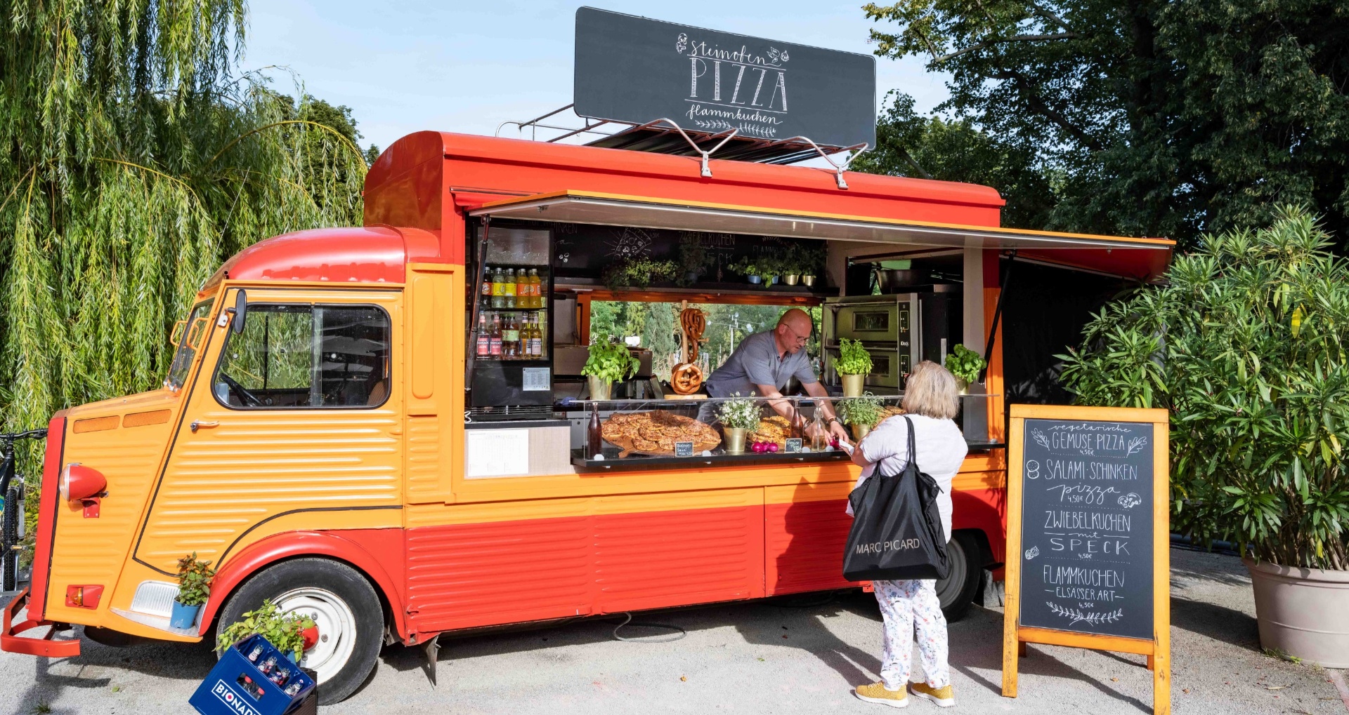 Vintage Citroën HY Foodtruck von 1974 mit Pizzaofen auf einem Sommerevent