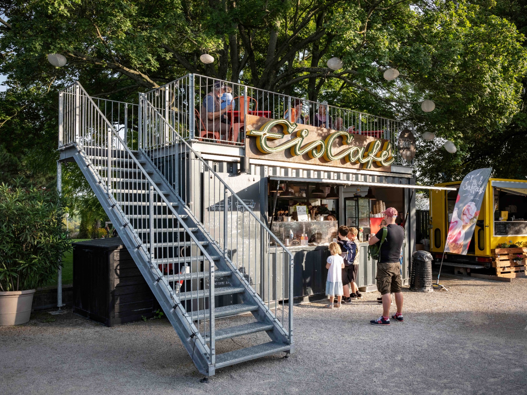Ausgebauter Eis Café Container mit Dachterrasse, Tolix-Stühlen und Sonnenschirmen