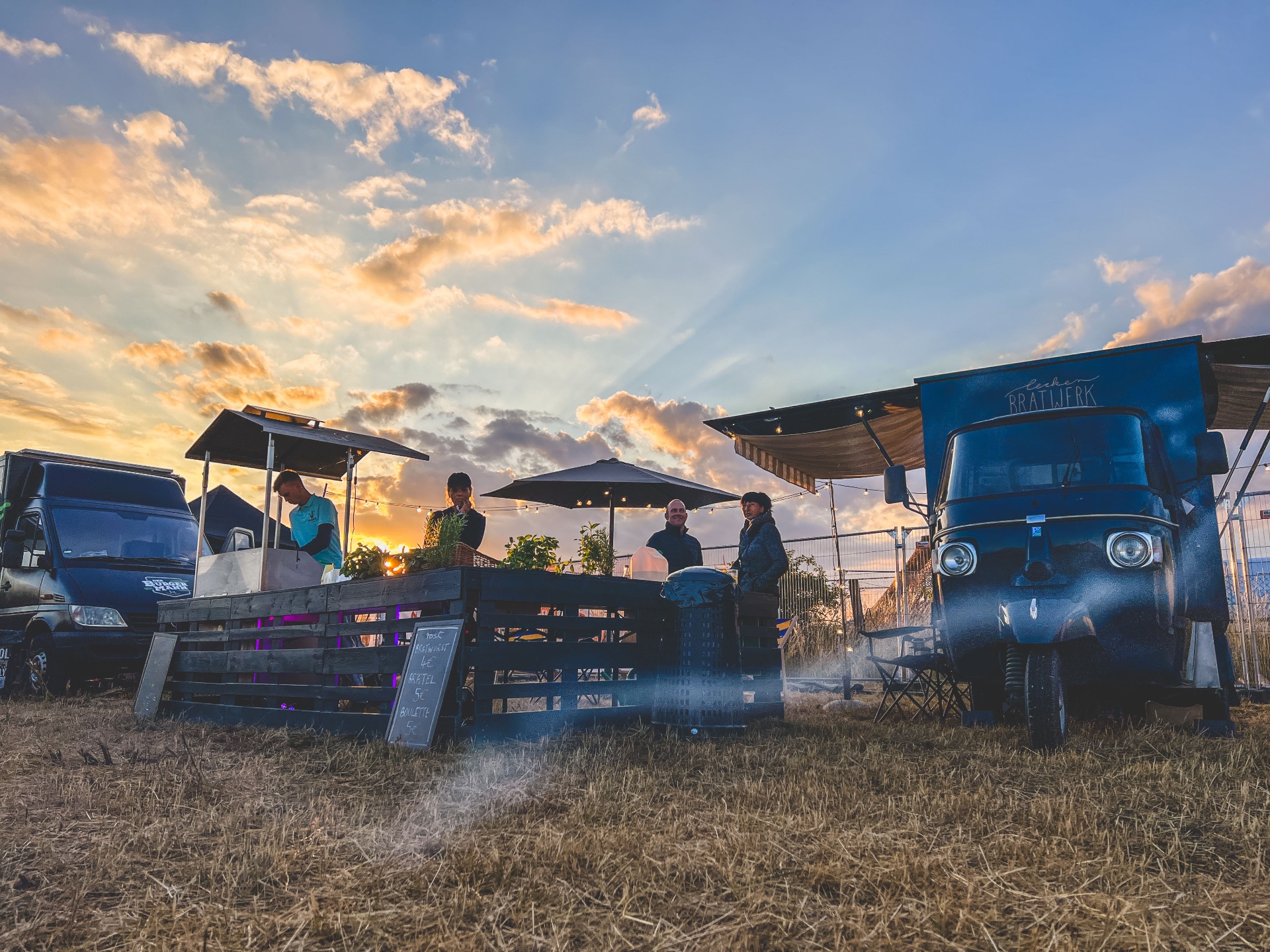 Piaggio Ape Foodtruck auf einem Festival bei Sonnenuntergang